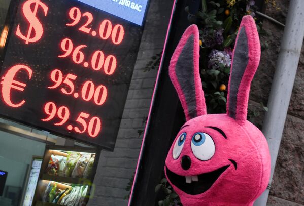 بائع يرتدي زي الأرنب أمام مكتب لصرف العملات في موسكو. - سبوتنيك عربي