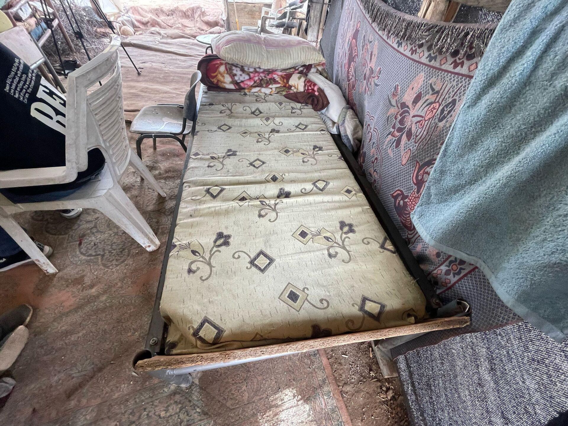 عائلات فلسطينية تعيش في خيمة واحدة بعد نزوحها من مخيم طولكرم شمال الضفة الغربية
عائلات فلسطينية تعيش في خيمة واحدة بعد نزوحها من مخيم طولكرم شمال الضفة الغربية
- سبوتنيك عربي, 1920, 20.02.2025