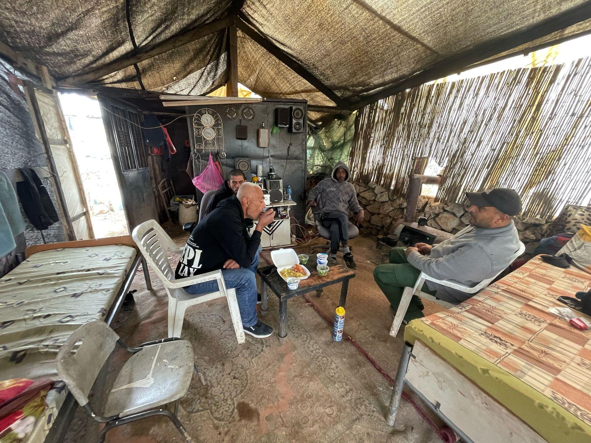 عائلات فلسطينية تعيش في خيمة واحدة بعد نزوحها من مخيم طولكرم شمال الضفة الغربية
عائلات فلسطينية تعيش في خيمة واحدة بعد نزوحها من مخيم طولكرم شمال الضفة الغربية
- سبوتنيك عربي, 1920, 20.02.2025