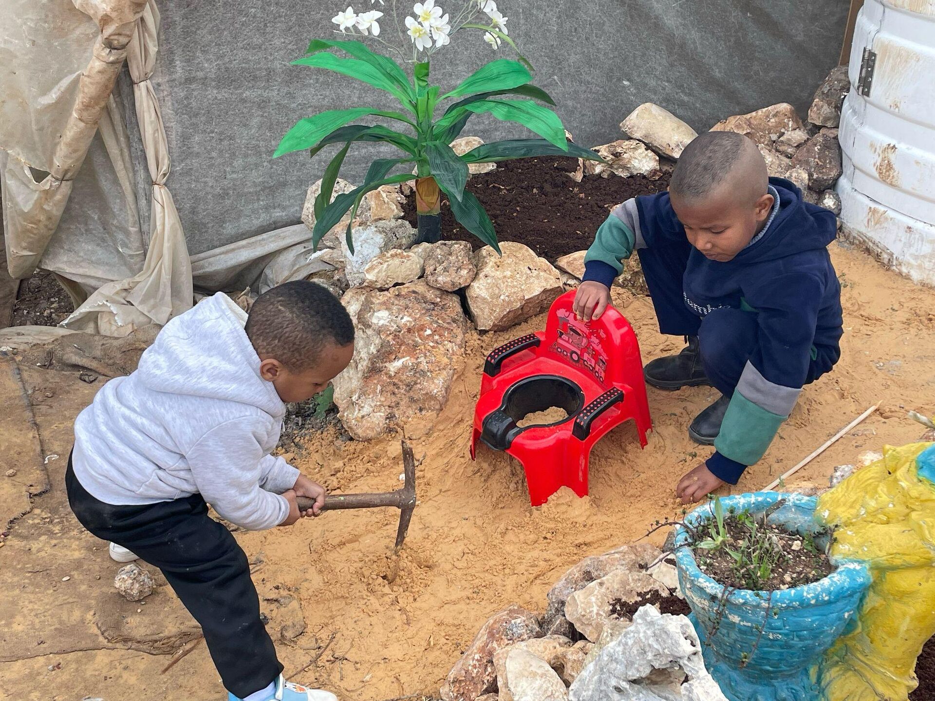 عائلات فلسطينية تعيش في خيمة واحدة بعد نزوحها من مخيم طولكرم شمال الضفة الغربية
عائلات فلسطينية تعيش في خيمة واحدة بعد نزوحها من مخيم طولكرم شمال الضفة الغربية
- سبوتنيك عربي, 1920, 20.02.2025