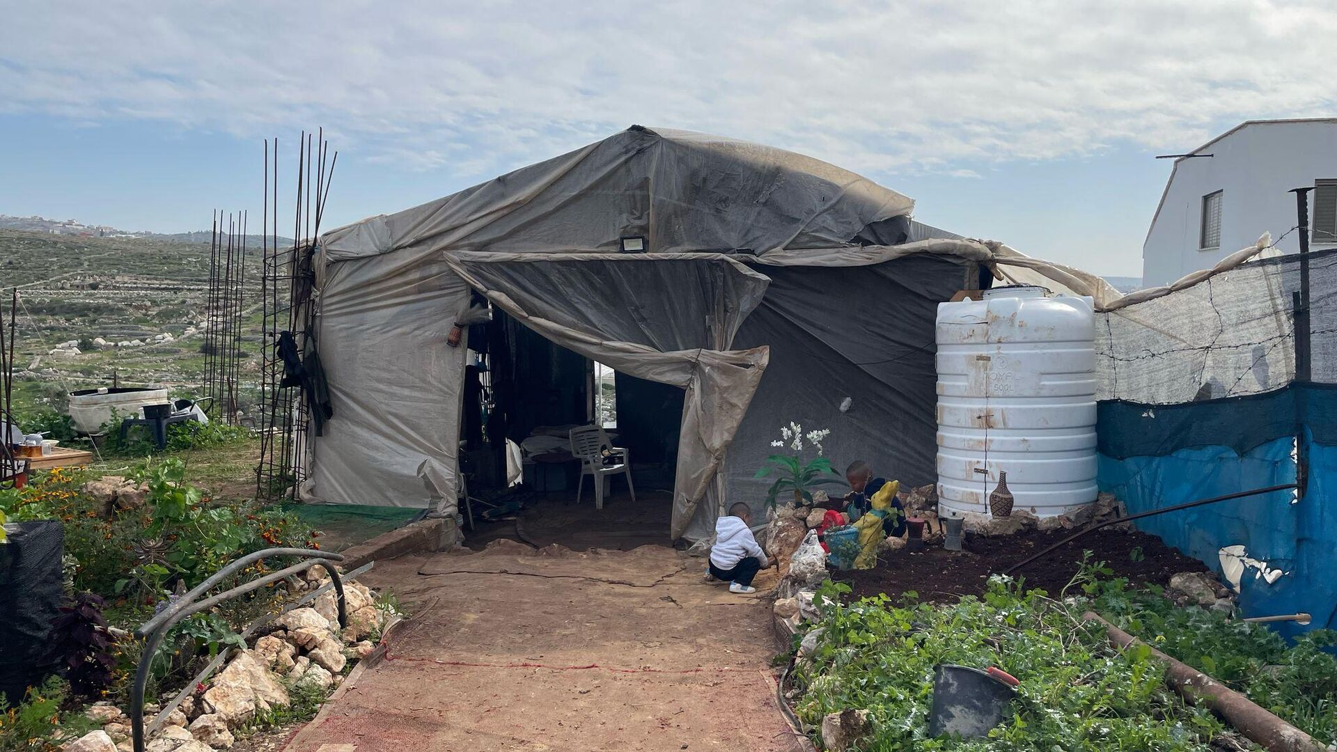 عائلات فلسطينية تعيش في خيمة واحدة بعد نزوحها من مخيم طولكرم شمال الضفة الغربية
عائلات فلسطينية تعيش في خيمة واحدة بعد نزوحها من مخيم طولكرم شمال الضفة الغربية
- سبوتنيك عربي, 1920, 21.02.2025