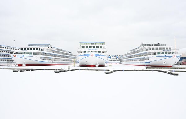 السفن البخارية تقف أثناء إغلاق الملاحة النهرية في منطقة خليبنيكوفسكي في مقاطعة موسكو، روسيا. - سبوتنيك عربي