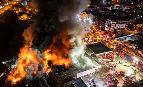 منظر جوي لمنطقة اندلع فيها حريق، أثناء تدخل رجال الإطفاء في أفجيلار بإسطنبول، تركيا. - سبوتنيك عربي