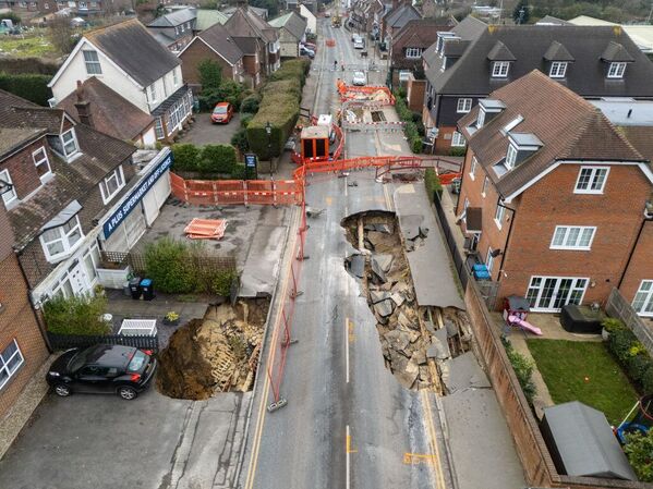 صورة جوية تظهر حفرة في شارع جودستون هايت، نتيجة انهيار أرضي، إنجلترا. - سبوتنيك عربي