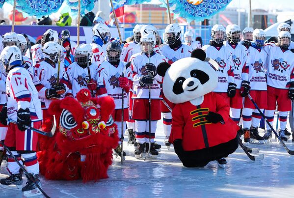 المشاركون في مباراة الهوكي بين فرق الأطفال في مهرجان الرياضات الشتوية الروسي الصيني في بلاغوفيشتشينسك. المشاركون في مباراة الهوكي بين فرق الأطفال في مهرجان الرياضات الشتوية الروسي الصيني في بلاغوفيشتشينسك. - سبوتنيك عربي