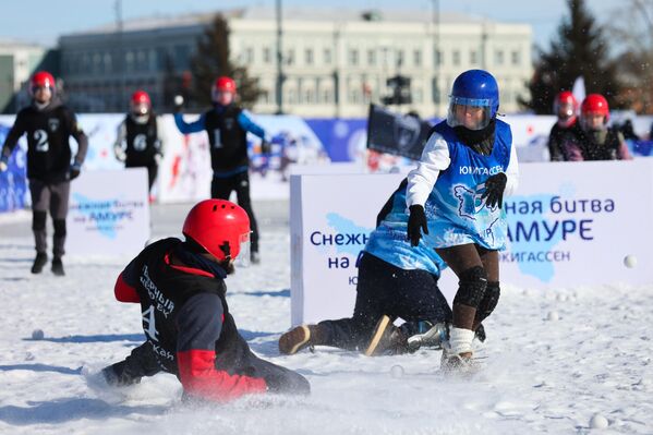 قتال كرات الثلج "Snow Battle on the Amur" في مهرجان الرياضات الشتوية الروسي الصيني في بلاغوفيشتشينسك. قتال كرات الثلج "Snow Battle on the Amur" في مهرجان الرياضات الشتوية الروسي الصيني في بلاغوفيشتشينسك. - سبوتنيك عربي