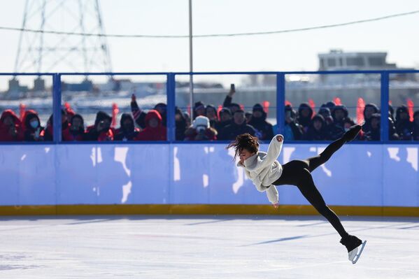 البطلة الأولمبية في التزلج الفني على الجليد ألينا زاجيتوفا تؤدي عرضًا في مهرجان الرياضات الشتوية الروسي الصيني في بلاغوفيشتشينسك. البطلة الأولمبية في التزلج الفني على الجليد ألينا زاجيتوفا تؤدي عرضًا في مهرجان الرياضات الشتوية الروسي الصيني في بلاغوفيشتشينسك. - سبوتنيك عربي