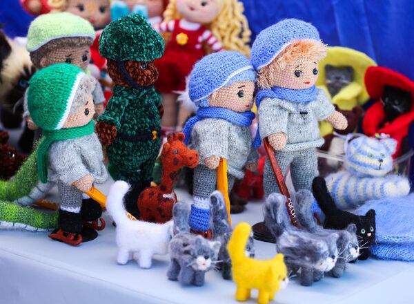 بيع الألعاب المحبوكة في مهرجان الرياضات الشتوية الروسي الصيني في بلاغوفيشتشينسك. بيع الألعاب المحبوكة في مهرجان الرياضات الشتوية الروسي الصيني في بلاغوفيشتشينسك. - سبوتنيك عربي