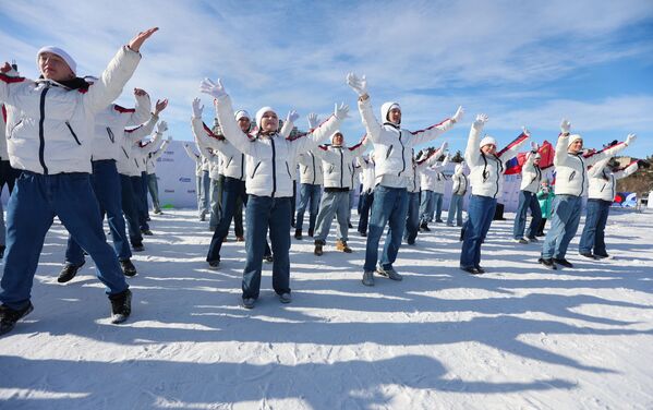 شباب يؤدون عروضهم في مهرجان الرياضات الشتوية الروسي الصيني في بلاغوفيشتشينسك. شباب يؤدون عروضهم في مهرجان الرياضات الشتوية الروسي الصيني في بلاغوفيشتشينسك. - سبوتنيك عربي