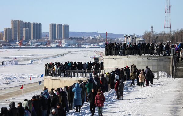 متفرجون على الجسر في مهرجان الرياضات الشتوية الروسي الصيني في بلاغوفيشتشينسك. متفرجون على الجسر في مهرجان الرياضات الشتوية الروسي الصيني في بلاغوفيشتشينسك. - سبوتنيك عربي