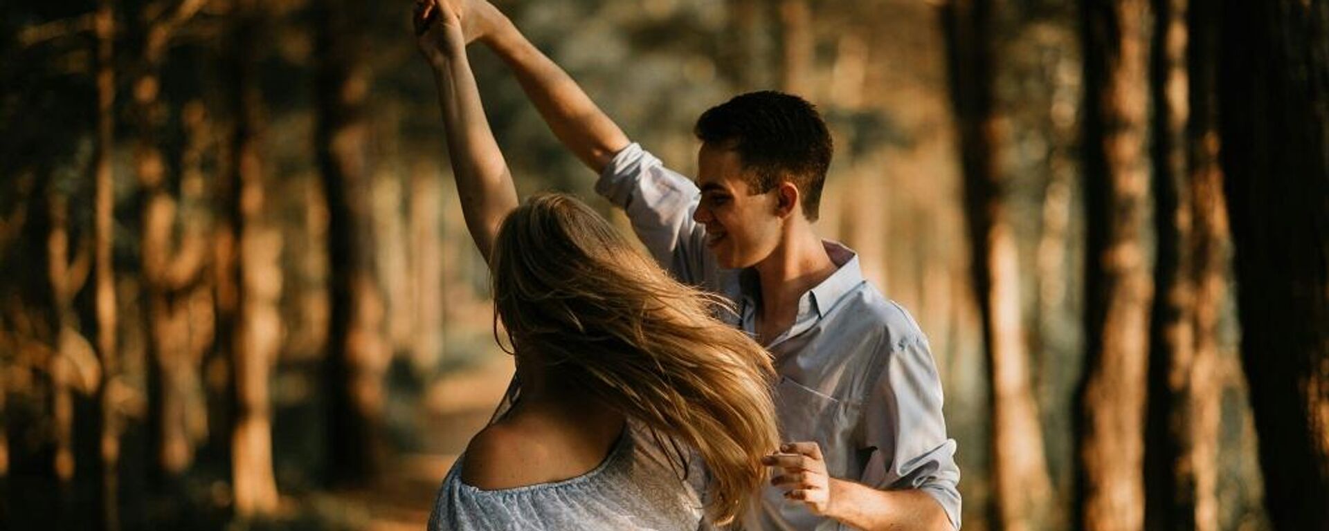 شاب وفتاة يرقصان - سبوتنيك عربي, 1920, 23.02.2025