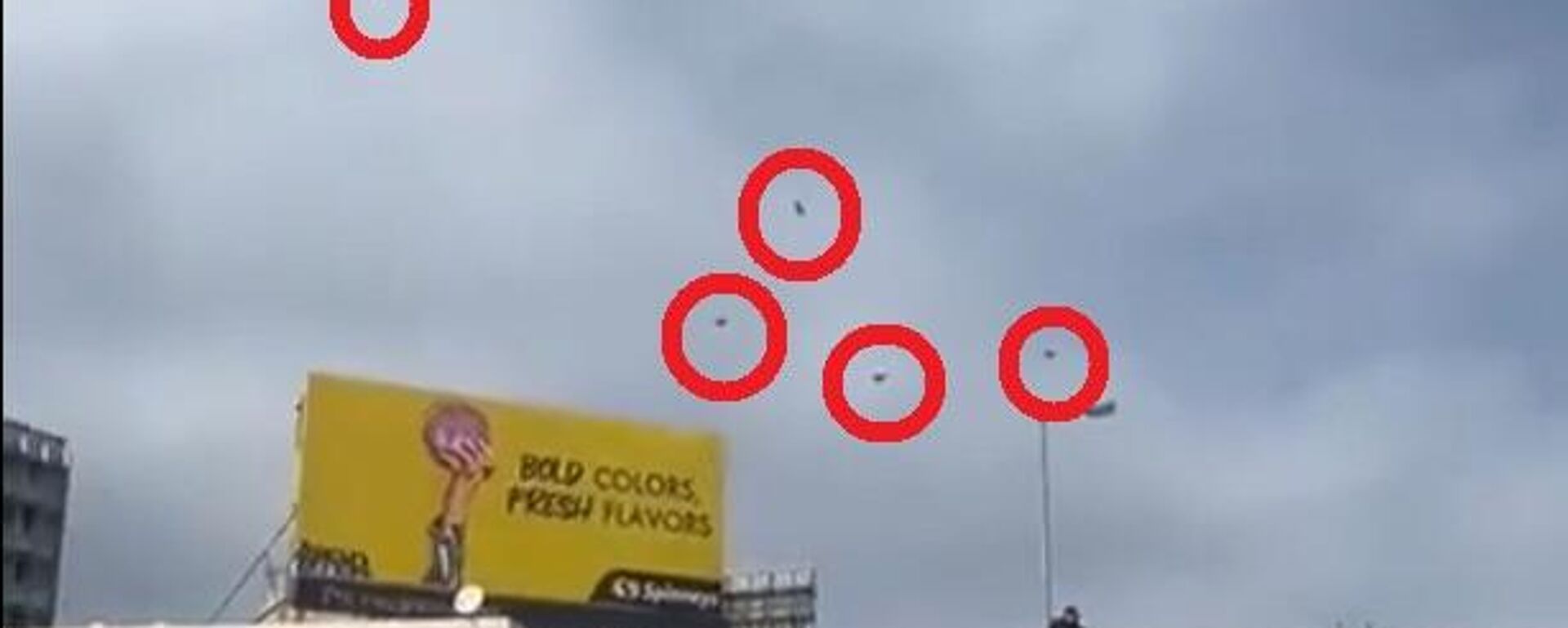 4 مقاتلات إسرائيلية تحلق على علو منخفض خلال مرور جثمان حسن نصرالله في حفل التأبين - سبوتنيك عربي, 1920, 23.02.2025