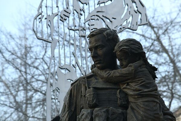 نصب تذكاري مخصص للأبطال المشاركين في العملية العسكرية الخاصة في أوكرنيا، في مدينة تشيتا، روسيا - سبوتنيك عربي