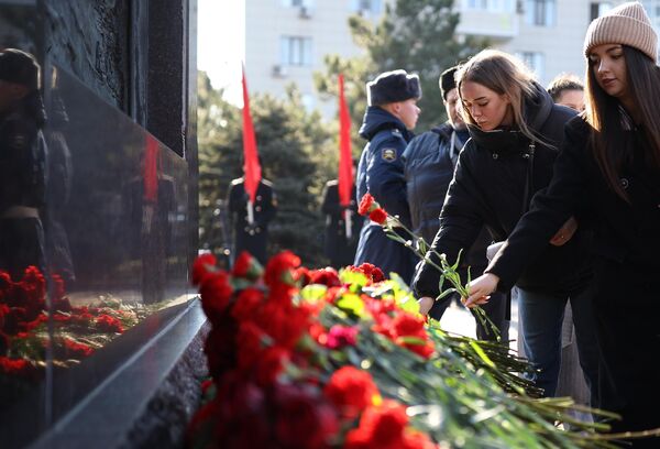 المواطنون الروس يضعون الزهور على النصب التذكاري في مدينة "أنابا - مدينة المجد العسكري"، روسيا - سبوتنيك عربي
