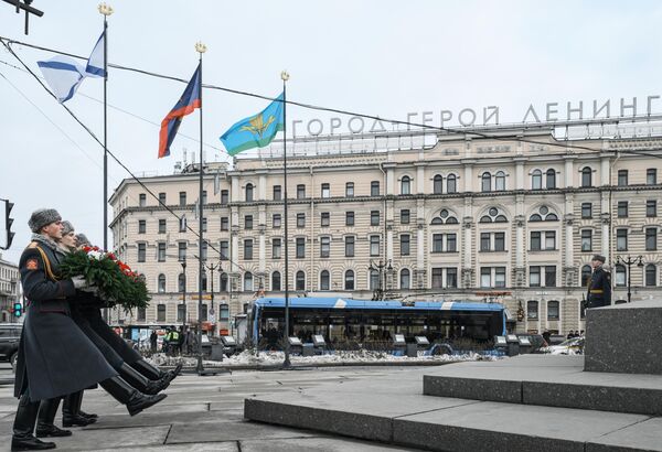 مراسم وضع الزهور على نصب مدينة البطل لينينغراد تكريما لعيد المدافع عن الوطن في ساحة فوستانيا في سانت بطرسبرغ، روسيا - سبوتنيك عربي