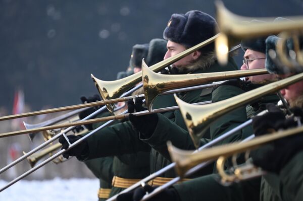 مراسم وضع الزهور على نصب تذكاري خلال الاحتفال بيوم المدافع عن الوطن في تشيتا، روسيا - سبوتنيك عربي