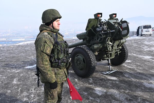 مراسم إطلاق نيران المدفعية في منتصف النهار تكريماً ليوم المدافع عن الوطن، في المشارف الجنوبية الغربية لمدينة تشيتا - سبوتنيك عربي