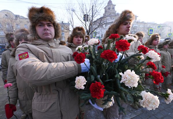 مراسم وضع الزهور على النصب التذكاري المخصص للأبطال - المشاركين في العملية العسكرية الروسية الخاصة، لاحتفال بيوم المدافع عن الوطن في تشيتا، روسيا - سبوتنيك عربي