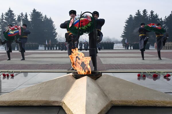 مراسم وضع الزهور على نصب تذكاري في الاحتفال بيوم المدافع عن الوطن في تشيتا، روسيا - سبوتنيك عربي