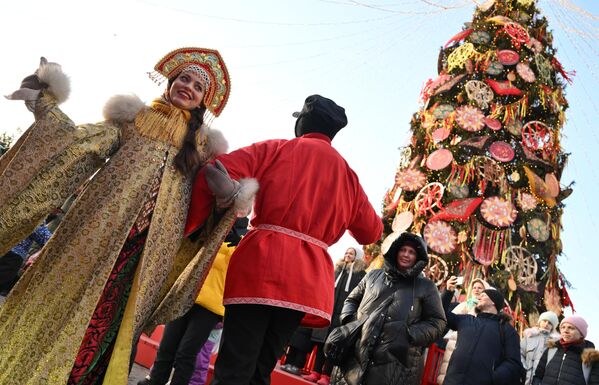 صورة لأجواء الاحتفال بعيد &quot;ماسلينيتسا&quot;، خلال فعاليات مهرجان &quot;الشتاء في موسكو&quot;، في ساحة &quot;مانيجنايا&quot; بالعاصمة موسكو - سبوتنيك عربي