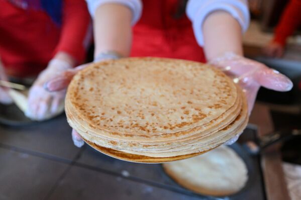 فطائر &quot;بليني&quot; الشهية، التي يتم تحضيرها في مهرجان &quot;ماسلينيتسا&quot; - سبوتنيك عربي