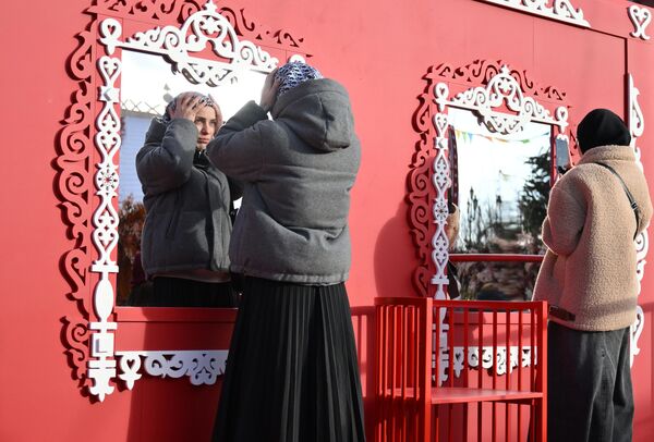 سيدات يتزين استعدادا للاحتفال بعيد &quot;ماسلينيتسا&quot; - سبوتنيك عربي