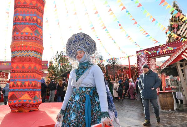 سيدة تستعرض الأزياء الروسية الشعبية في عيد &quot;ماسلينيتسا&quot; - سبوتنيك عربي