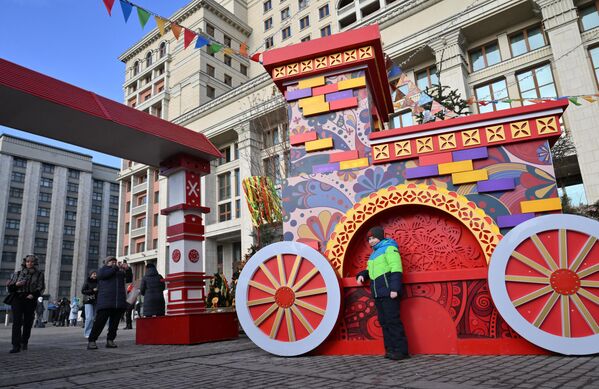 صورة لأجواء الاحتفال بعيد &quot;ماسلينيتسا&quot;، خلال فعاليات مهرجان &quot;الشتاء في موسكو&quot;، في ساحة &quot;مانيجنايا&quot;، بالعاصمة موسكو - سبوتنيك عربي