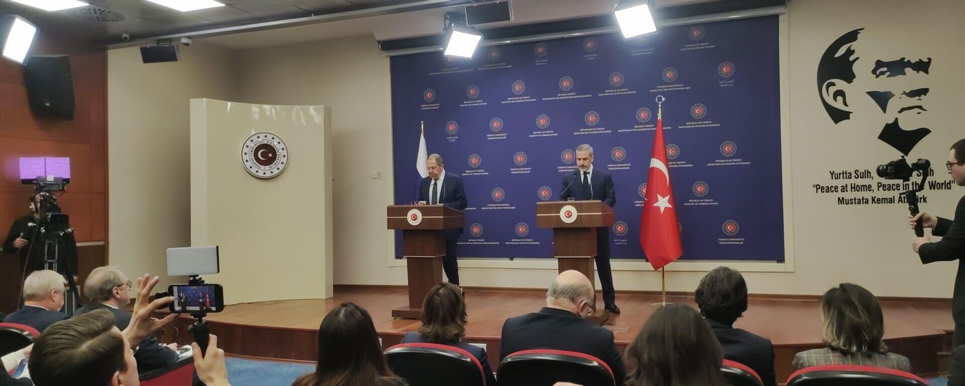 وزير الخارجية الروسي سيرغي لافروف يعقد مؤتمرا صحفيا مع نظيره التركي هاكان فيدان  - سبوتنيك عربي, 1920, 24.02.2025