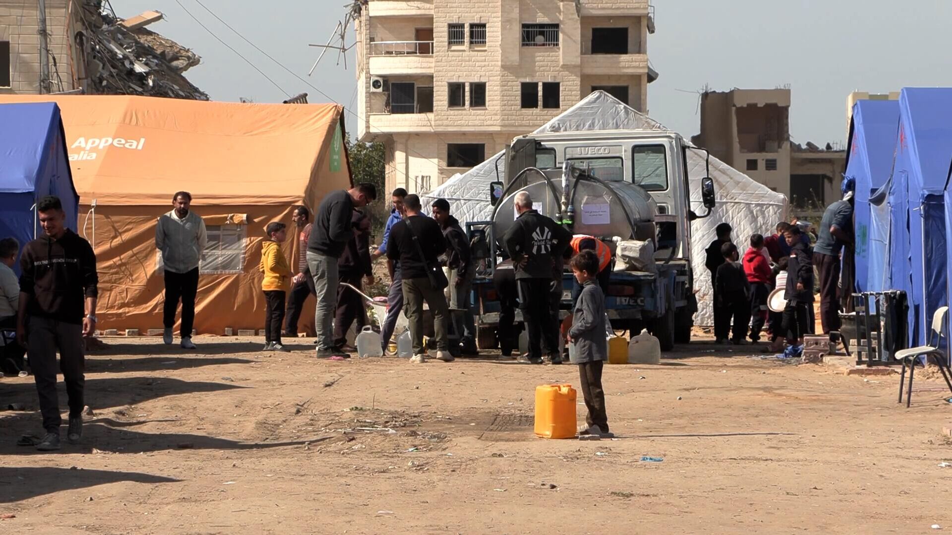 من الخيمة إلى الخيمة... أول مخيم إيواء في غزة يحتضن عائدين من جنوبي القطاع - سبوتنيك عربي, 1920, 24.02.2025