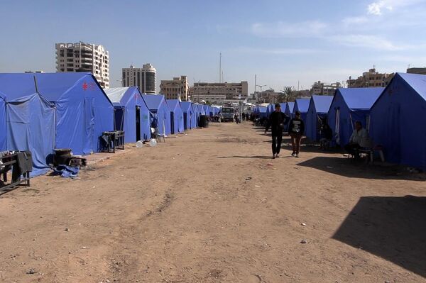 من الخيمة إلى الخيمة... أول مخيم إيواء في غزة يحتضن عائدين من جنوبي القطاع - سبوتنيك عربي