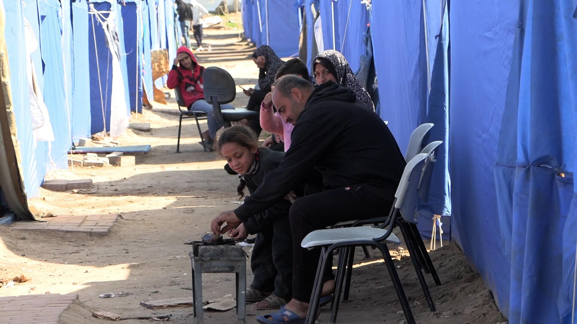 من الخيمة إلى الخيمة... أول مخيم إيواء في غزة يحتضن عائدين من جنوبي القطاع - سبوتنيك عربي, 1920, 24.02.2025
