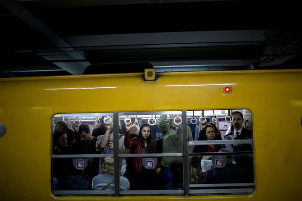 صورة تظهر اكتظاظ الركاب في عربة مترو أثناء انتظارهم للمغادرة من المحطة خلال ساعة الذروة في بوينس آيرس، الأرجنتين. - سبوتنيك عربي