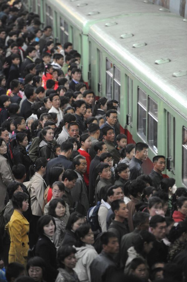 صورة تظهر ساعة الذروة في محطة مترو &quot;بيهونغ&quot;، كوريا الشمالية. - سبوتنيك عربي