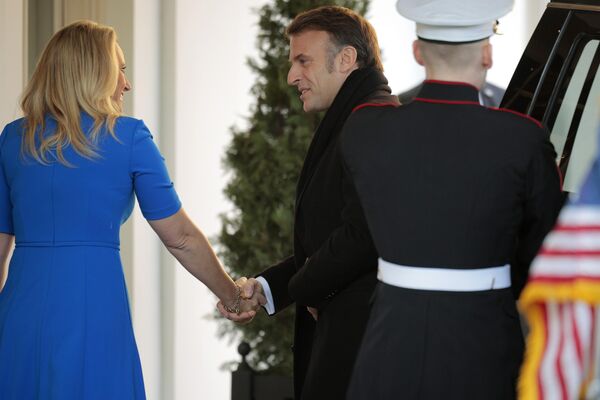 رئيسة المراسم بالإنابة في البيت الأبيض أبيجيل جونز، تستقبل الرئيس الفرنسي إيمانويل ماكرون، لدى وصوله إلى الجناح الغربي، قبيل اجتماعه مع الرئيس الأمريكي دونالد ترامب، في واشنطن - سبوتنيك عربي