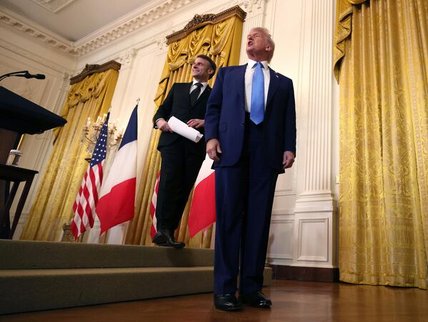 الرئيس الأمريكي دونالد ترامب، والرئيس الفرنسي إيمانويل ماكرون، يغادران بعد انتهاء مؤتمر صحفي مشترك لهما، في القاعة الشرقية بالبيت الأبيض - سبوتنيك عربي