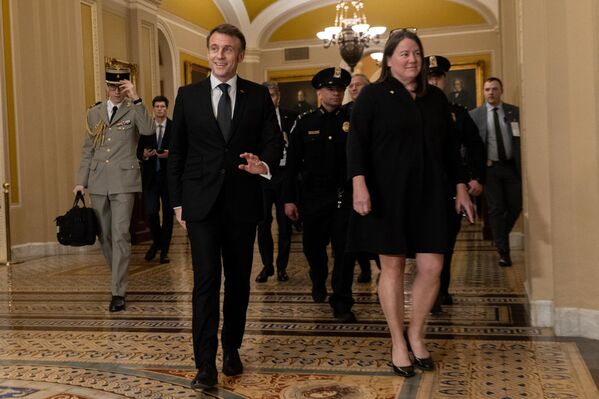 الرئيس الفرنسي إيمانويل ماكرون، يصل إلى مبنى الـ&quot;كابيتول&quot; الأمريكي - سبوتنيك عربي