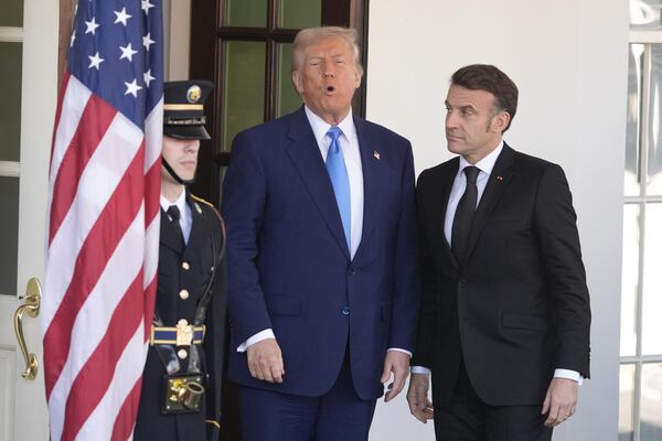 الرئيس الأمريكي دونالد ترامب، يتحدث بينما يحيي الرئيس الفرنسي إيمانويل ماكرون، قبل مؤتمر صحفي في البيت الأبيض - سبوتنيك عربي