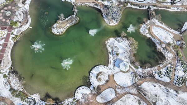 منظر جوي لمنطقة باشاك شهير المغطاة بالثلوج والمناطق المحيطة بها مع استمرار تساقط الثلوج بشكل متقطع في إسطنبول - سبوتنيك عربي