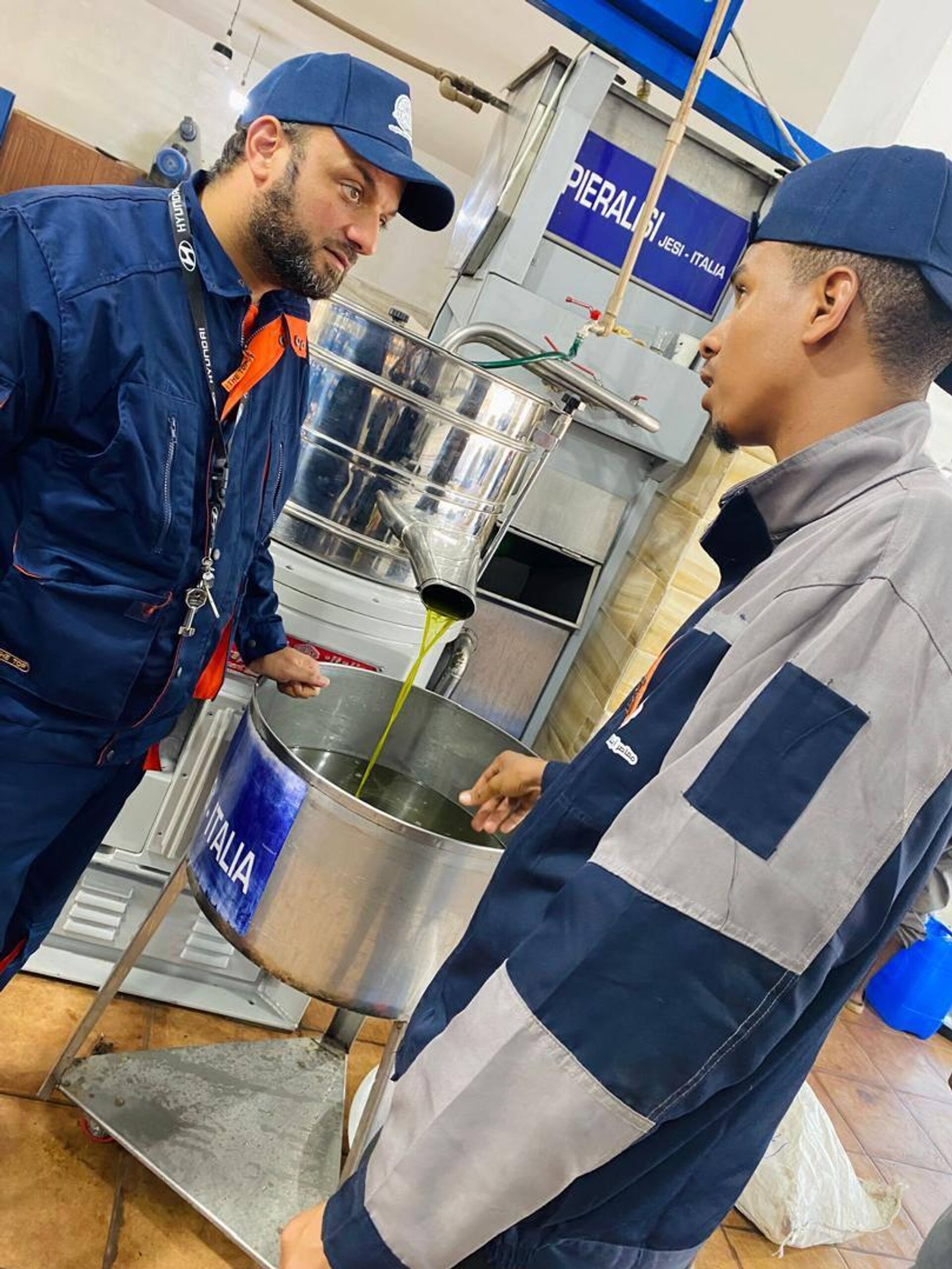 الذهب السائل الليبي يتألق عالميا.. معاصر الأجنف تحصد الميداليات في جودة زيت الزيتون  - سبوتنيك عربي, 1920, 26.02.2025