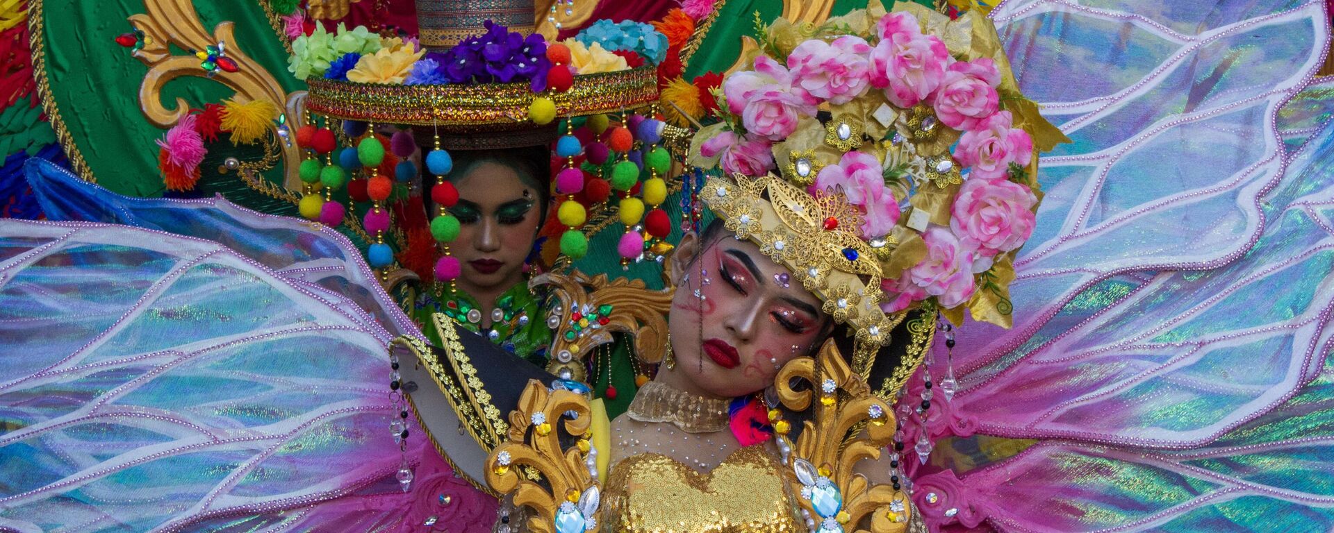 مشاركون يرتدون أزياء الكرنفال يأخذون قيلولة خلال كرنفال في باندونغ بإندونيسيا - سبوتنيك عربي, 1920, 26.02.2025