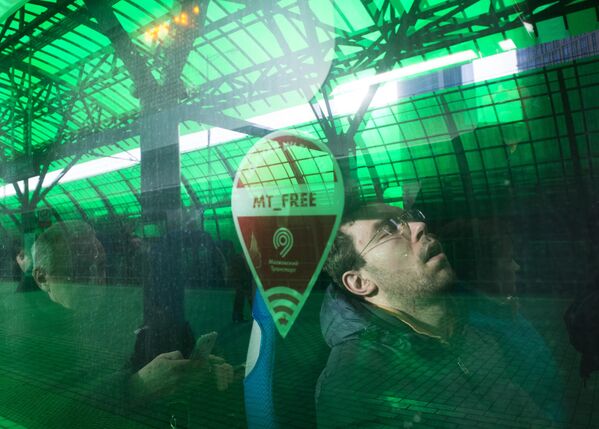 راكب ينام داخل عربة قطار في محطة ديلوفوي تسينتر في الخط الدائري المركزي في موسكو - سبوتنيك عربي