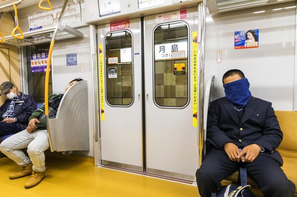 ركاب نائمون في عربة قطار في مترو أنفاق طوكيو، اليابان - سبوتنيك عربي