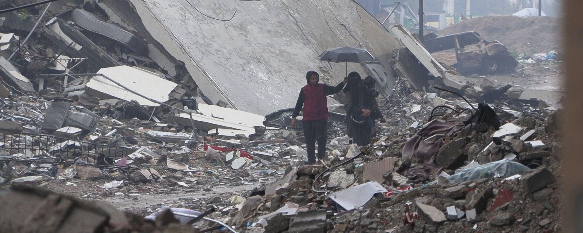 العائدون إلى غزة يكافحون برد الشتاء والأمطار الغزيرة التي تقتحم خيامهم الضعيفة - سبوتنيك عربي, 1920, 02.03.2025