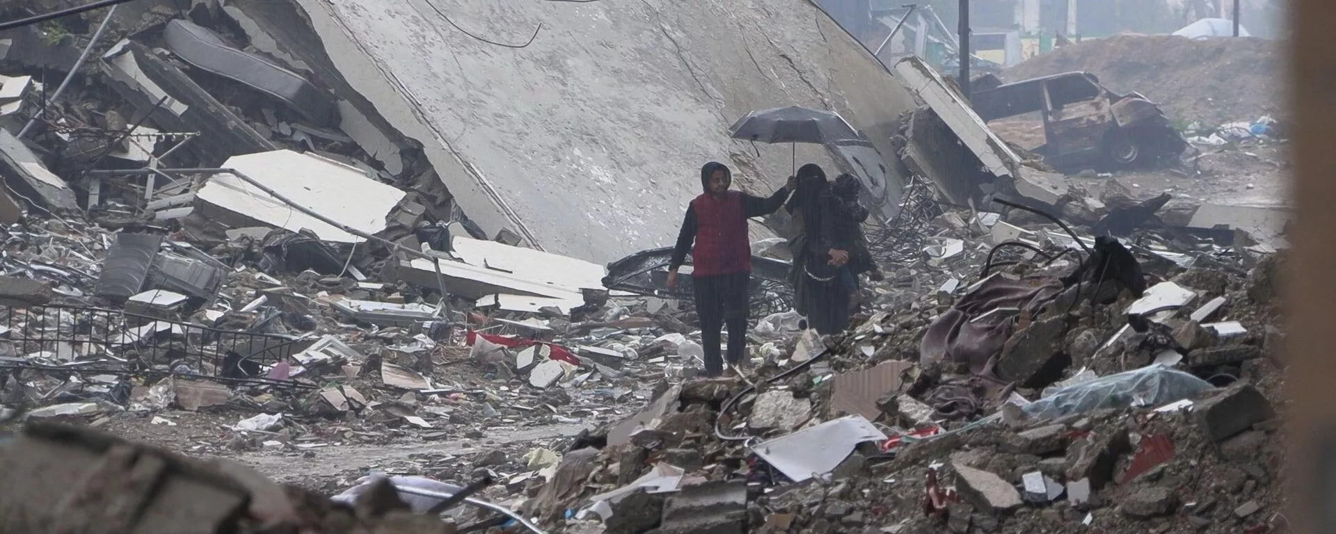 العائدون إلى غزة يكافحون برد الشتاء والأمطار الغزيرة التي تقتحم خيامهم الضعيفة - سبوتنيك عربي, 1920, 04.04.2025