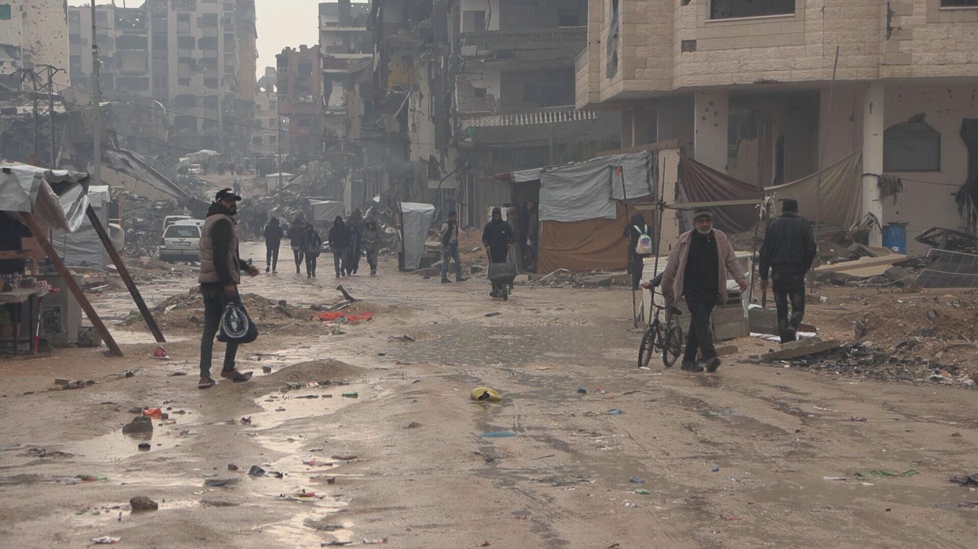 العائدون إلى غزة يكافحون برد الشتاء والأمطار الغزيرة التي تقتحم خيامهم الضعيفة العائدون إلى غزة يكافحون برد الشتاء والأمطار الغزيرة التي تقتحم خيامهم الضعيفة - سبوتنيك عربي, 1920, 27.02.2025