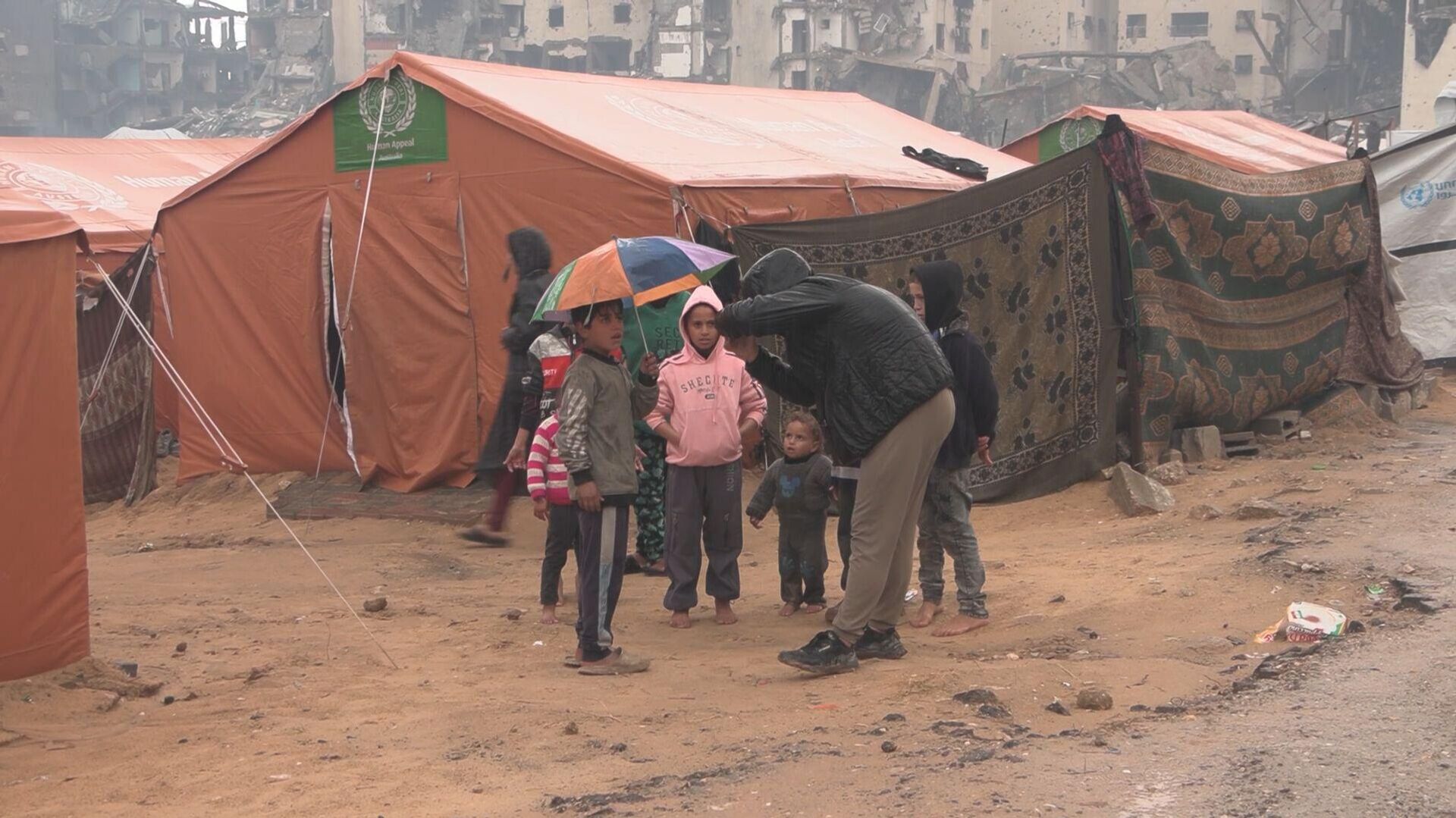 العائدون إلى غزة يكافحون برد الشتاء والأمطار الغزيرة التي تقتحم خيامهم الضعيفة العائدون إلى غزة يكافحون برد الشتاء والأمطار الغزيرة التي تقتحم خيامهم الضعيفة - سبوتنيك عربي, 1920, 27.02.2025