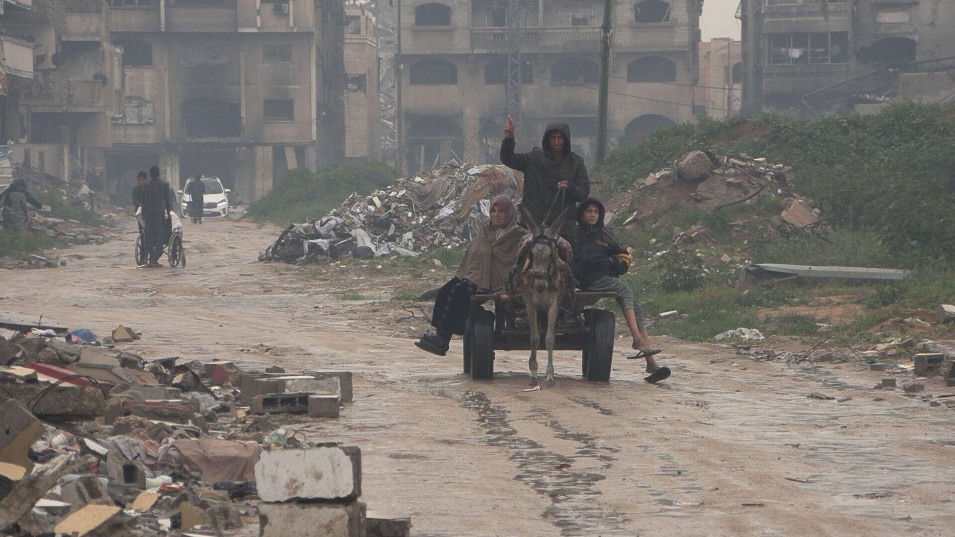 العائدون إلى غزة يكافحون برد الشتاء والأمطار الغزيرة التي تقتحم خيامهم الضعيفة العائدون إلى غزة يكافحون برد الشتاء والأمطار الغزيرة التي تقتحم خيامهم الضعيفة - سبوتنيك عربي, 1920, 27.02.2025