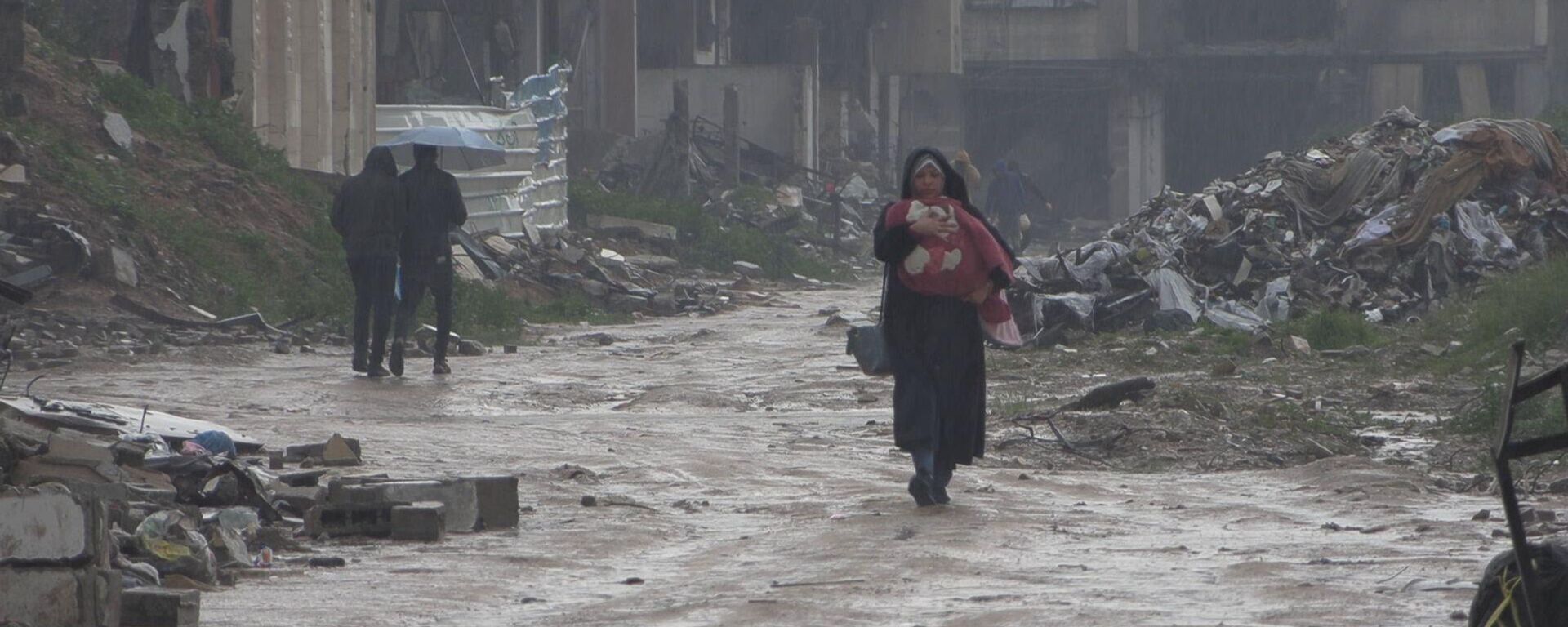 العائدون إلى غزة يكافحون برد الشتاء والأمطار الغزيرة التي تقتحم خيامهم الضعيفة - سبوتنيك عربي, 1920, 01.03.2025