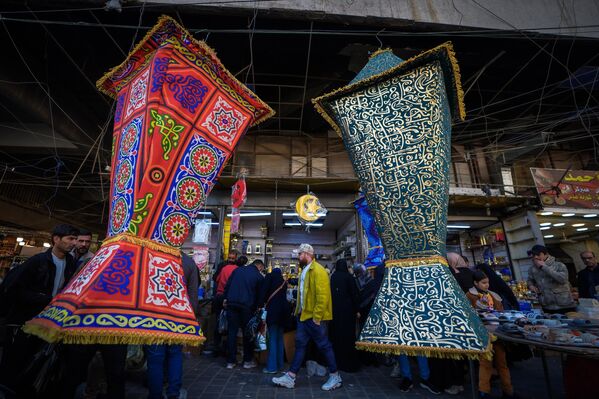 العراقيون يتسوقون قبل قدوم شهر رمضان في سوق الشورجة التاريخي ببغداد، أحد أقدم الأسواق وأكثرها حيوية في المدينة،  العراق. - سبوتنيك عربي